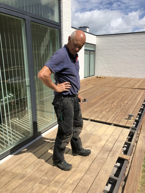 Tømrermester Peter Mikkelsen på terrasseprojekt i Hasseris, Aalborg